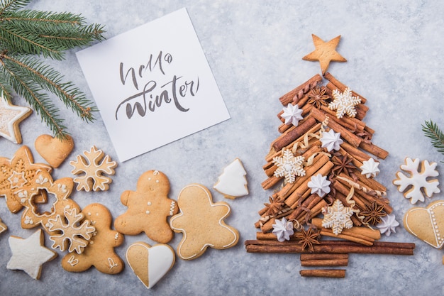 Sapin de Noël à la cannelle avec des biscuits traditionnels en pain d'épice