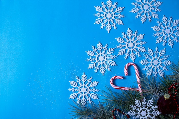 Sapin de Noël, cannes de bonbon et flocons de neige