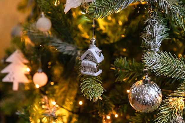 Sapin de Noël classique décoré de Noël avec des ornements de décorations blanches et argentées ...