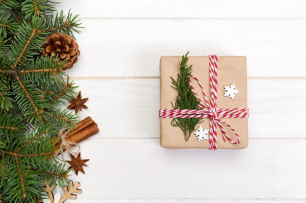 Sapin de Noël et coffret cadeau sur une table en bois. vue de dessus