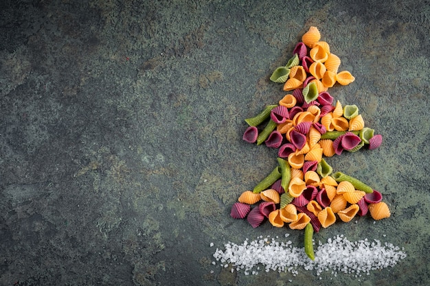 Sapin de Noël composé de pâtes colorées crues