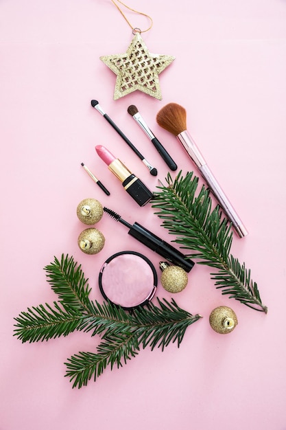 Sapin de Noël cosmétique de maquillage sur fond rose