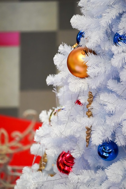 Sapin de Noël (couleur blanche et verte) et décoration du nouvel an dans le grand magasin.