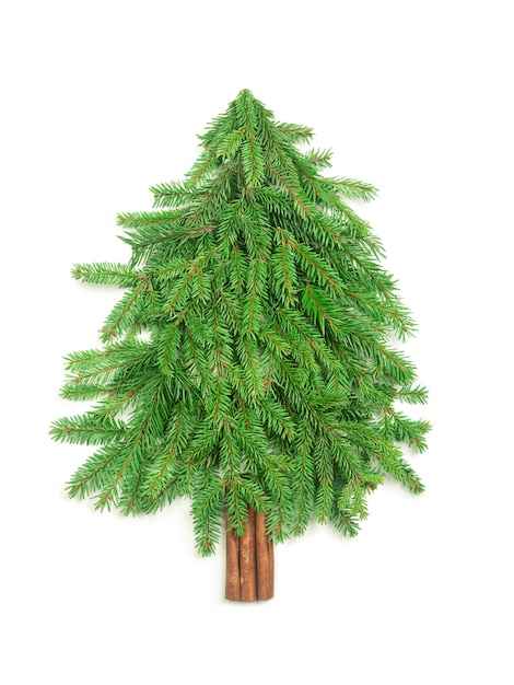 Sapin de Noël créatif fait de branches de sapin sur fond blanc isolé.