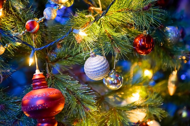 Sapin de Noël décoratif avec ornement boule rouge