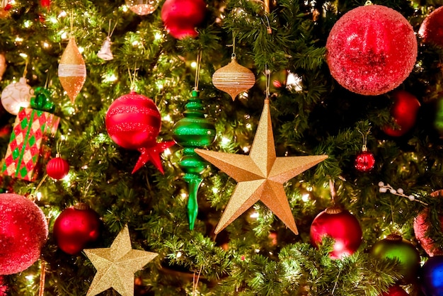 Sapin de Noël décoratif avec ornement boule rouge