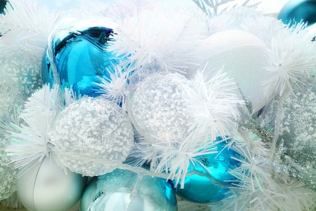 Sapin de Noël avec décoration, boule blanche et bleue avec éclairage.