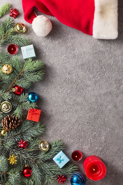 Sapin de Noël avec décoration sur fond de béton gris