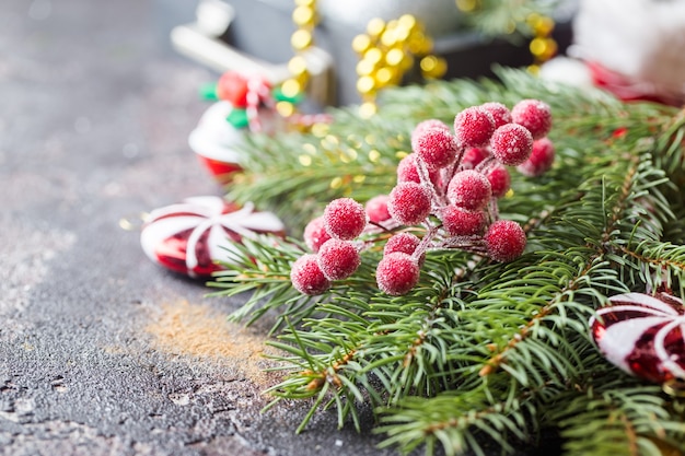 Sapin de Noël avec décoration sur fond brillant foncé