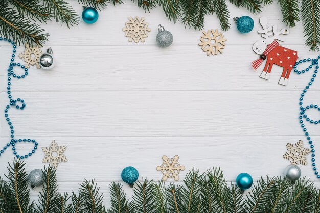 Sapin de Noël avec décoration et paillettes sur fond en bois. Fond de Noël sur le bureau en bois blanc