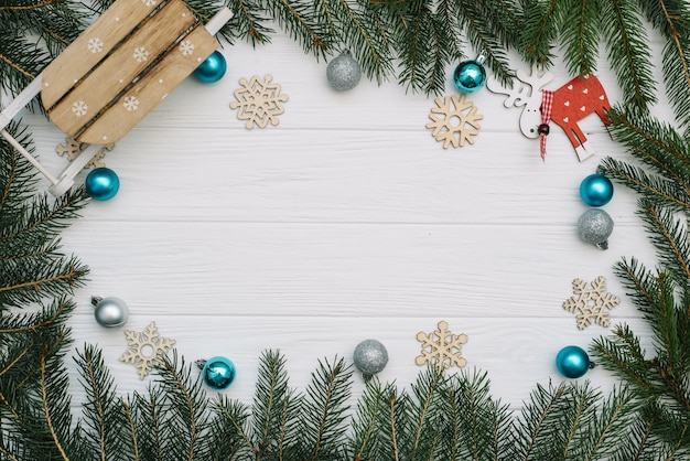 Sapin de Noël avec décoration et paillettes sur fond en bois. Fond de Noël sur le bureau en bois blanc