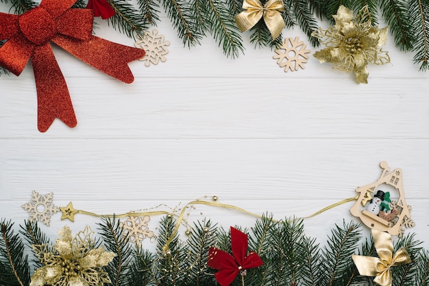 Sapin de Noël avec décoration et paillettes sur fond en bois. Fond de Noël sur le bureau en bois blanc