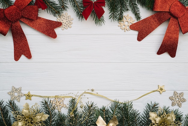 Sapin de Noël avec décoration et paillettes sur fond en bois. Fond de Noël sur le bureau en bois blanc