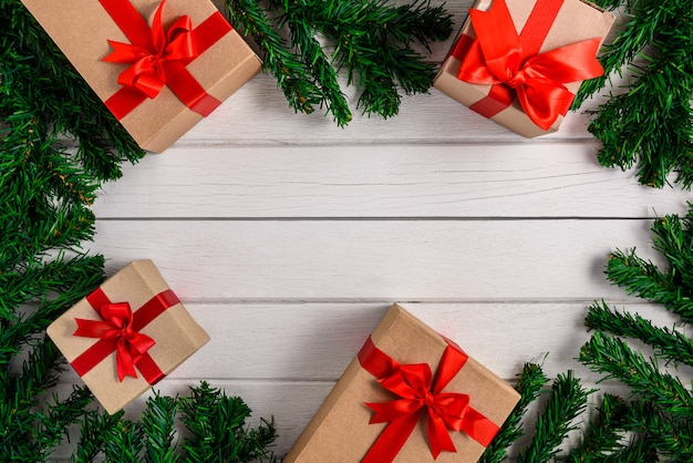 Sapin de Noël avec décoration sur planche de bois blanc