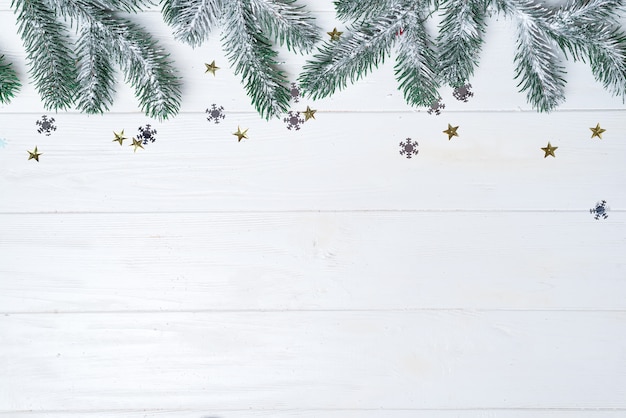 Sapin de Noël avec décoration sur une planche en bois blanche. avec un espace de copie pour le texte.