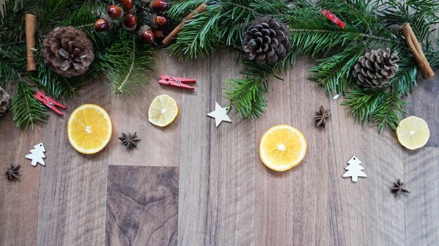 Sapin de Noël avec décoration sur une planche de bois