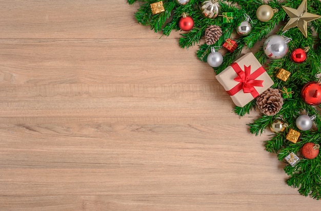 Sapin de Noël avec décoration sur planche de bois