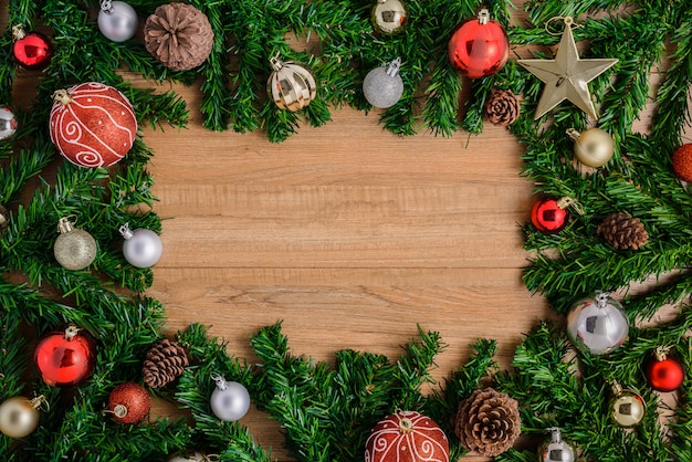 Sapin de Noël avec décoration sur planche de bois