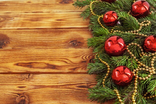 Sapin de Noël avec décoration sur une planche de bois