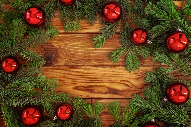 Sapin de Noël avec décoration sur une planche de bois