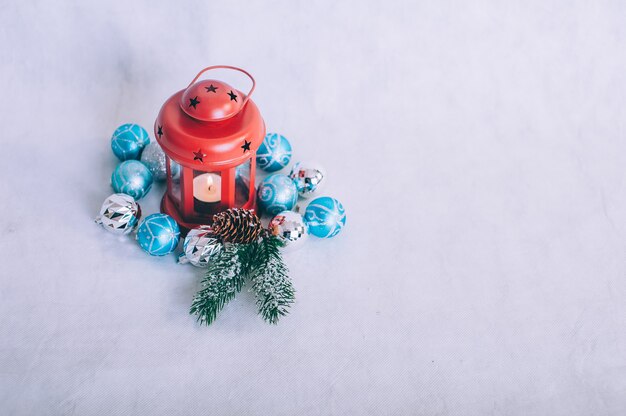 Sapin de Noël avec décoration sur une table en bois.