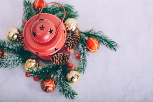 Sapin de Noël avec décoration sur une table en bois.