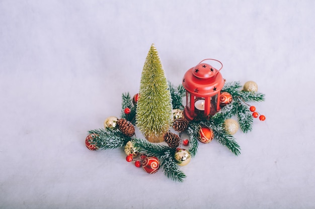 Sapin de Noël avec décoration sur une table en bois.