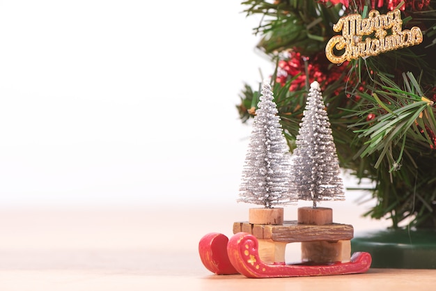 Sapin de Noël avec des décorations isolé sur blanc