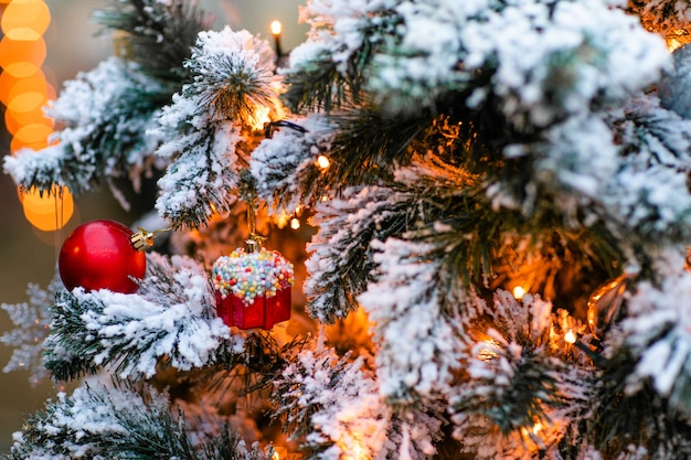 Sapin de Noël avec décorations et neige