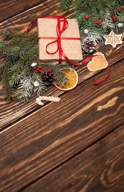 Sapin de Noël avec des décorations sur une planche de bois et des cadeaux. Copier l'espace pour le texte