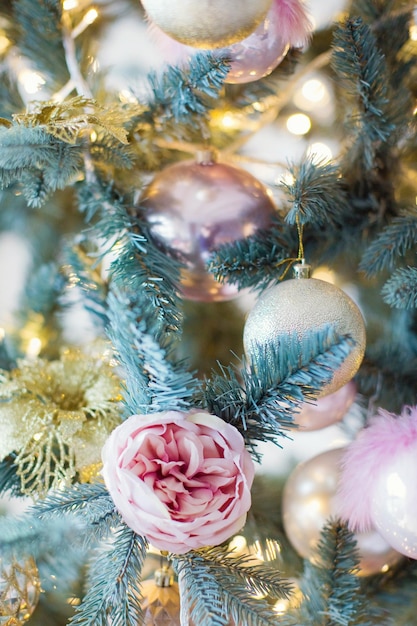 Sapin de Noël avec des décorations roses et dorées Jolies décorations de Noël