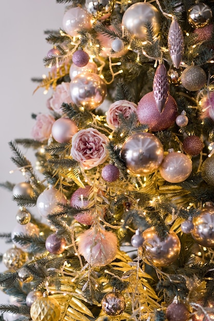 Sapin de Noël avec des décorations roses dorées