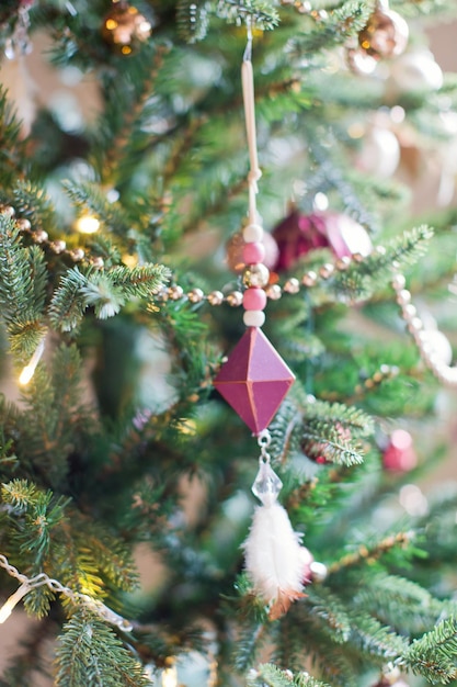 Sapin de Noël avec des décorations roses et dorées