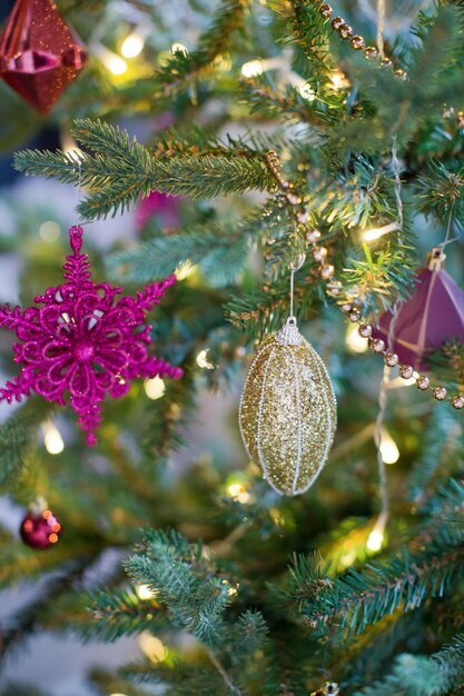 Sapin de Noël avec des décorations roses et dorées
