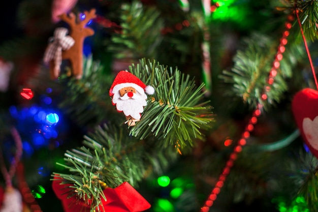 Sapin de Noël avec des décorations