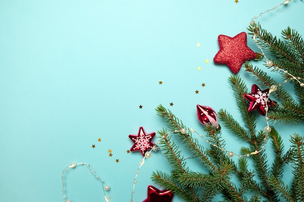 Sapin de Noël avec des décorations