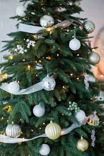 Sapin de Noël avec des décorations