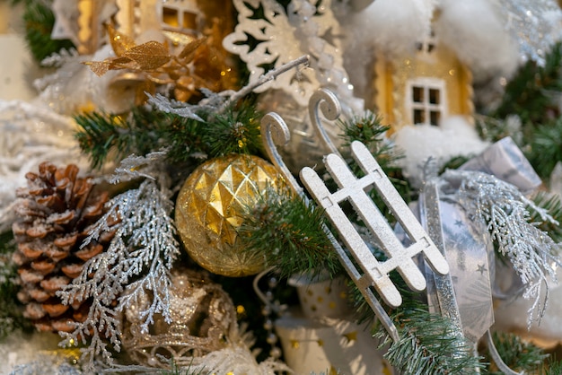 Sapin de Noël avec des décorations.