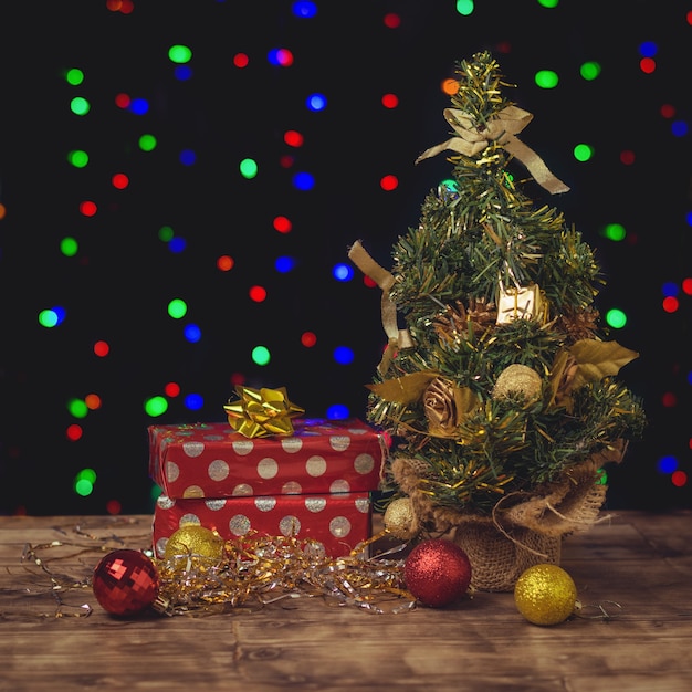 Sapin de Noël décoré de ballons et de cadeaux