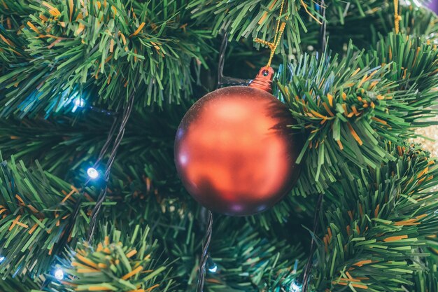 Sapin de Noël décoré avec boule rouge vacances du Nouvel An