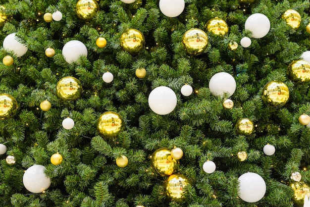 Sapin de Noël décoré de boules dorées et blanches