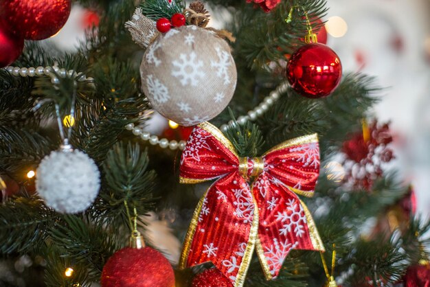 Sapin de Noël décoré confortablement avec un décor de couleur rouge à l'intérieur de parfaire en gros plan