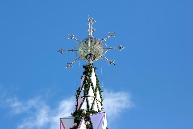 Sapin de Noël décoré sur fond de ciel bleu
