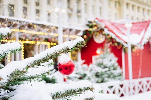 Sapin de Noël décoré avec guirlande