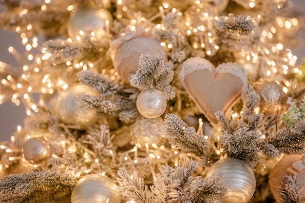 Sapin de Noël décoré de manière festive