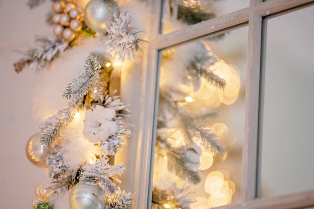 Sapin de Noël décoré de manière festive