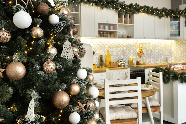 Sapin de Noël décoré de Noël sur le fond de la cuisine