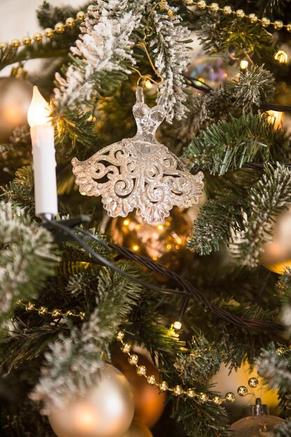 Le sapin de Noël décoré Le sens de la fête