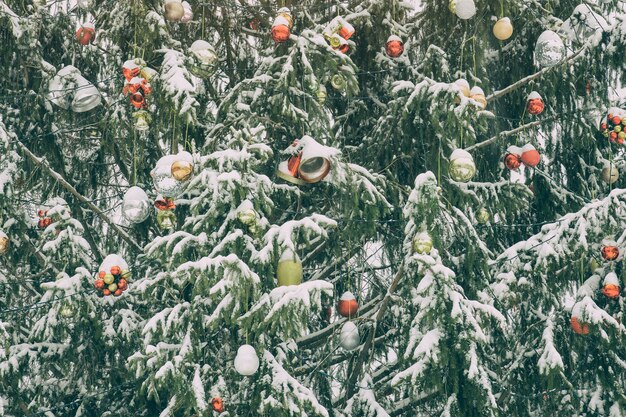 Sapin de Noël enneigé avec décorations