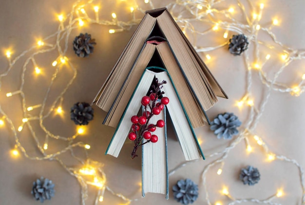 Le sapin de Noël est composé de livres décorés d'une guirlande. Une alternative au sapin de Noël. Mise au point sélective.